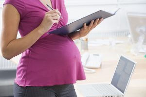 Tips Tetap Nyaman Bekerja Saat Hamil Tua