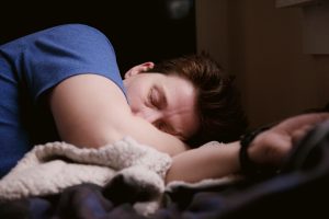 Berat Badan Turun dengan Tidur Malam Teratur?
